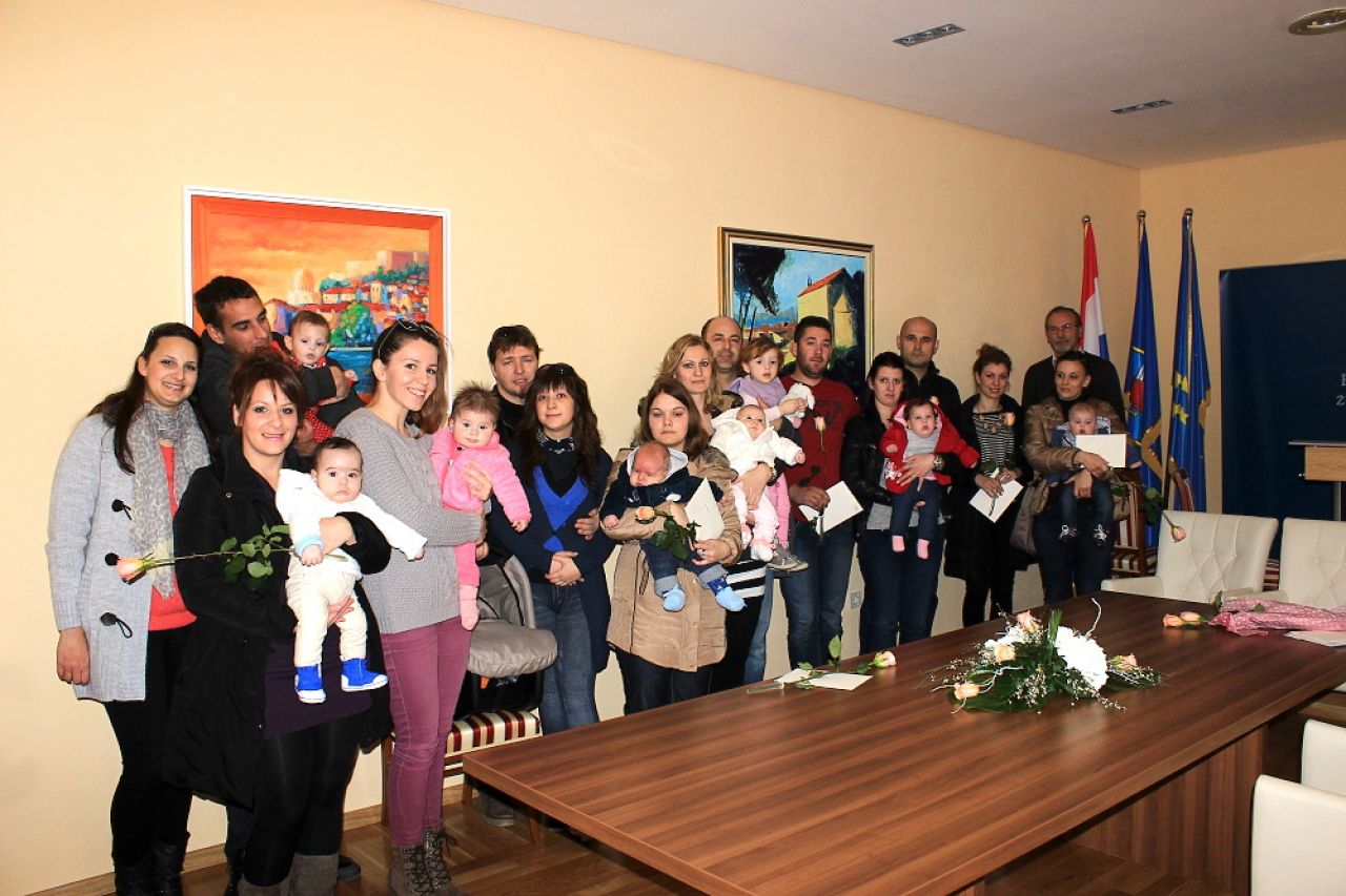 Deset mladih parova na primanju u Općini Tisno