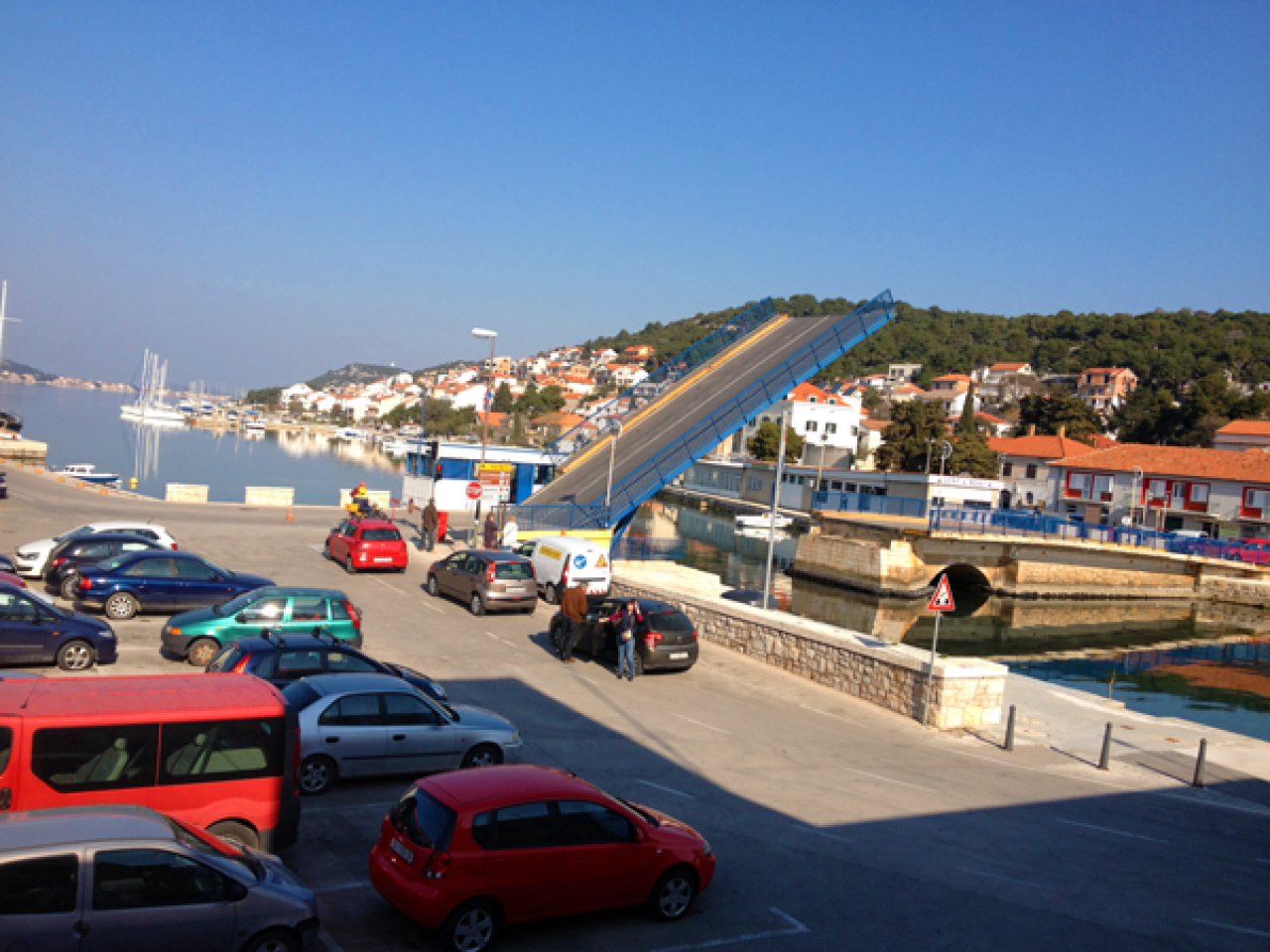 Satnica podizanja i spuštanja mosta u Tisnome  