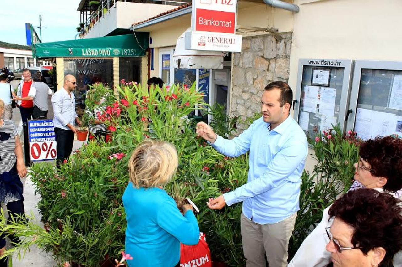 Podijeljene sadnice oleandra u sklopu akcije "1000 oleandara za cvjetnu općinu Tisno"