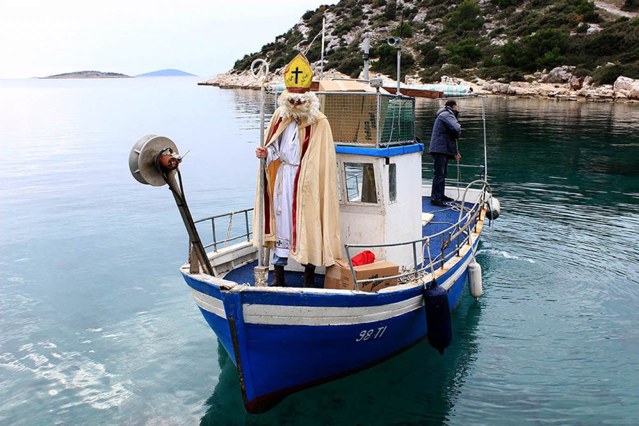 Sveti Nikola stigao brodom u jezersku uvalu Murtar 