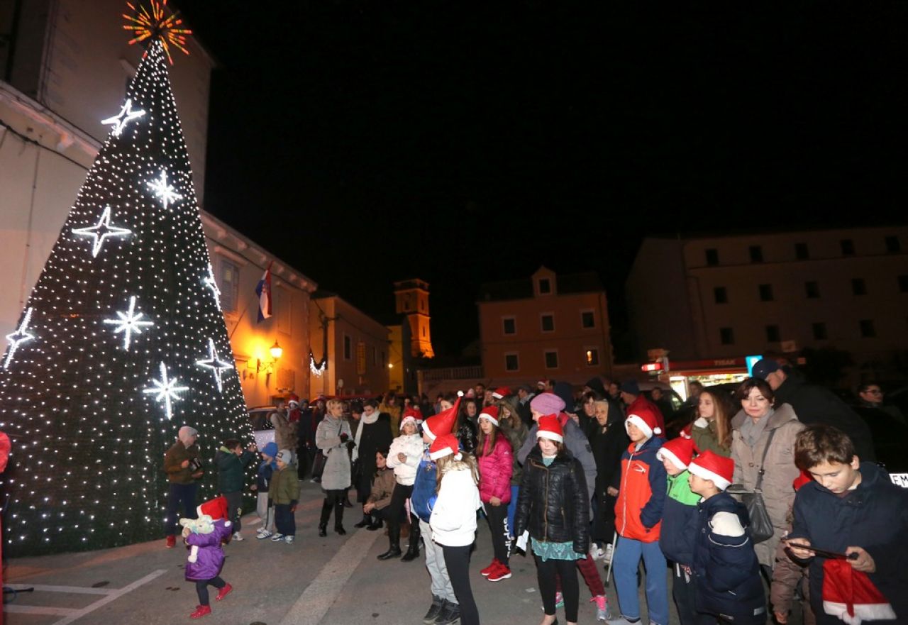 Ususret Božiću - upaljena rasvjeta na božićnim drvcima  