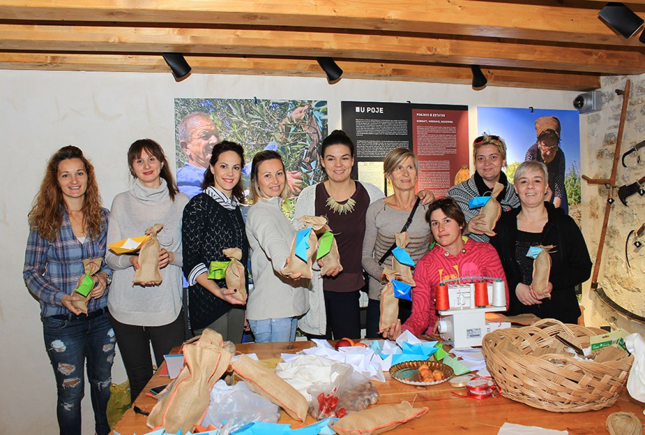 Treća adventska radionica u Muzeju betinske drvene brodogradnje - izrada tradicijskih poklona 