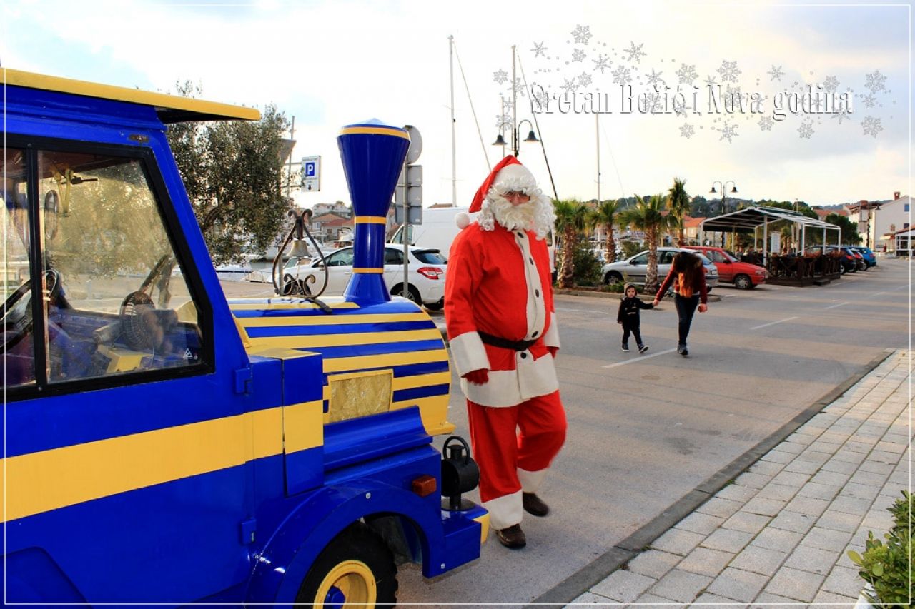 Veseli vlak Djeda Mraza stigao i do Jezera 