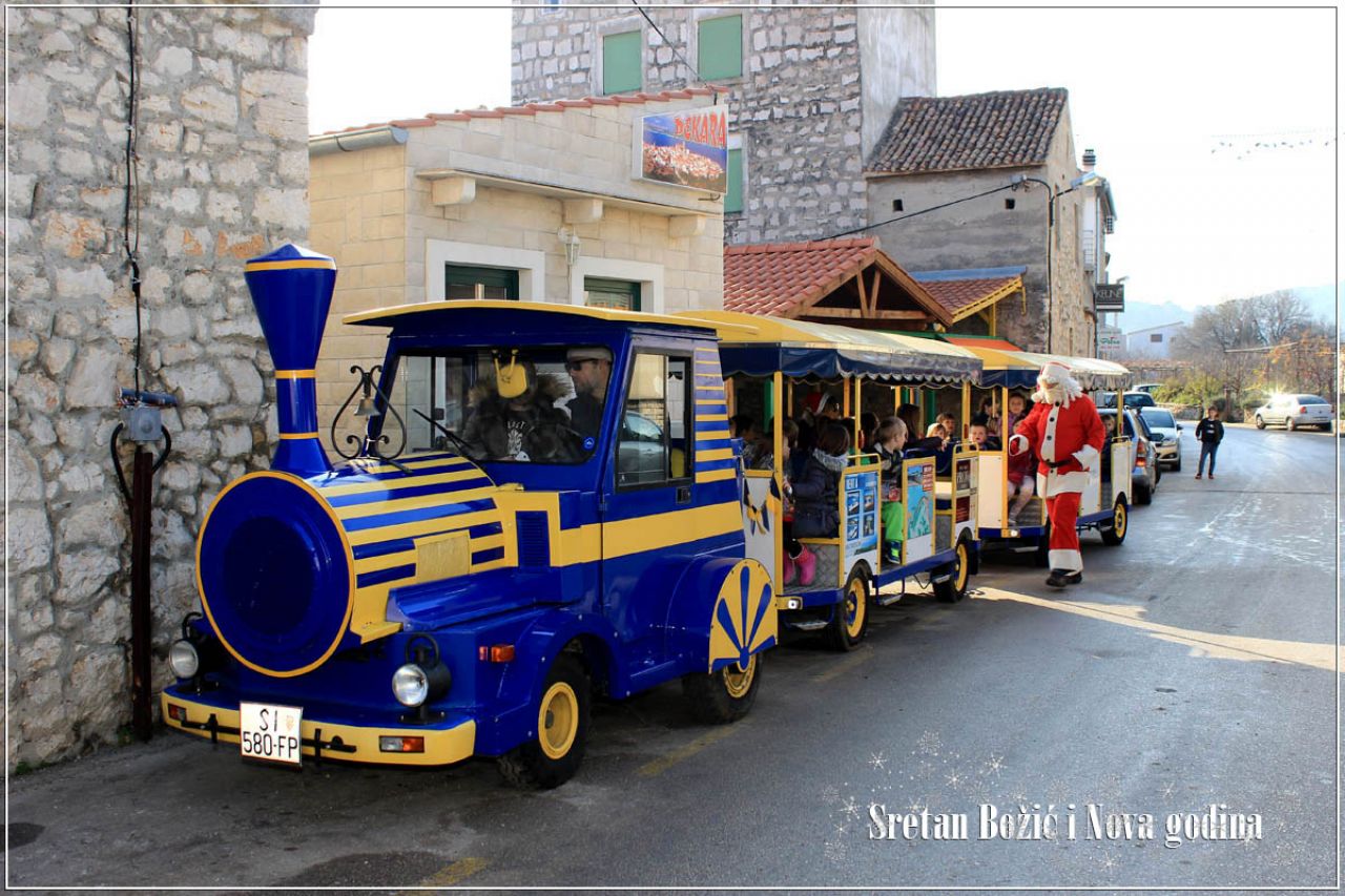 Djed Mraz na kraju svoje božićne turneje posjetio Betinu i oduševio djecu darovima i vožnjom vlakom