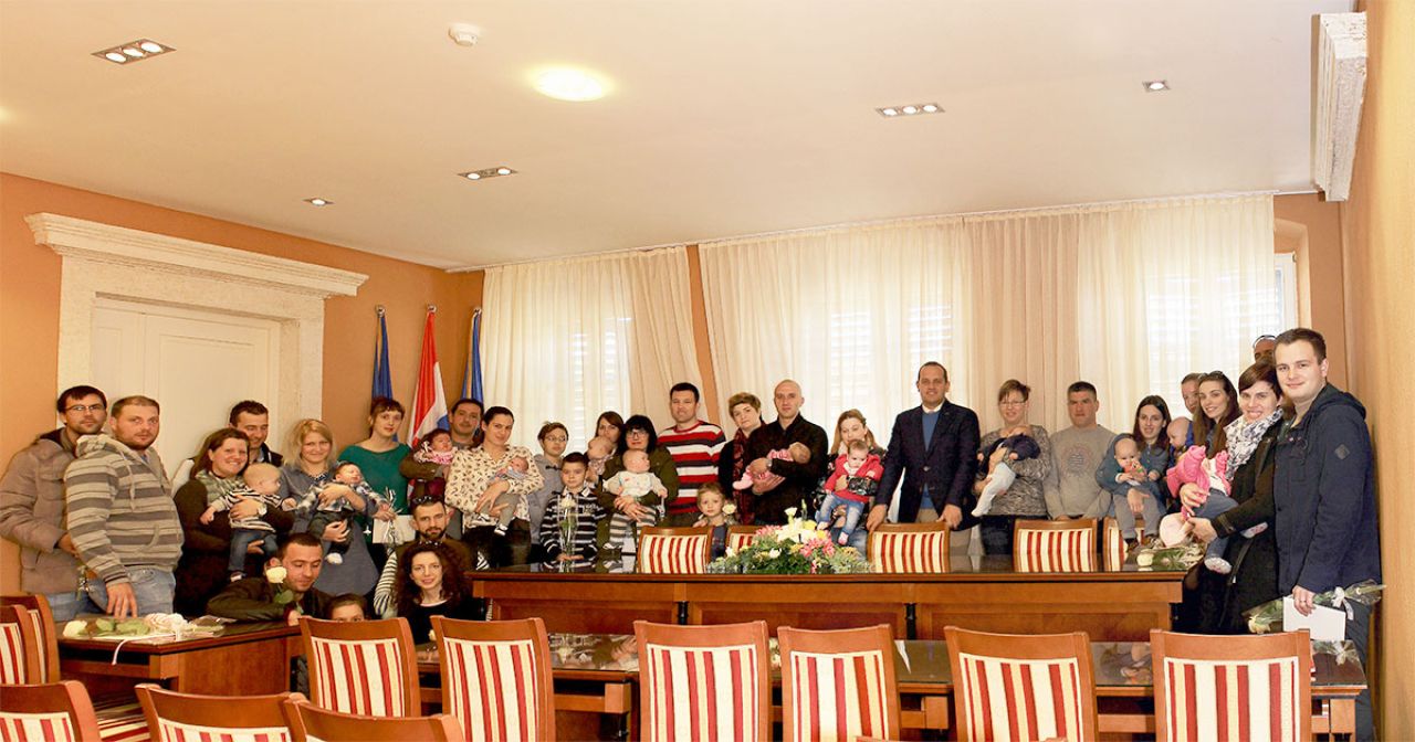 Dodijeljene potpore Općine Tisno za novovjenčane parove i novorođenu djecu 