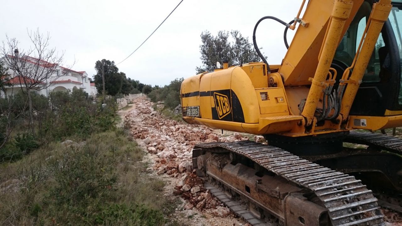 Započeli radovi na  uređenju ulice Put Mrčavrha u Jezerima 