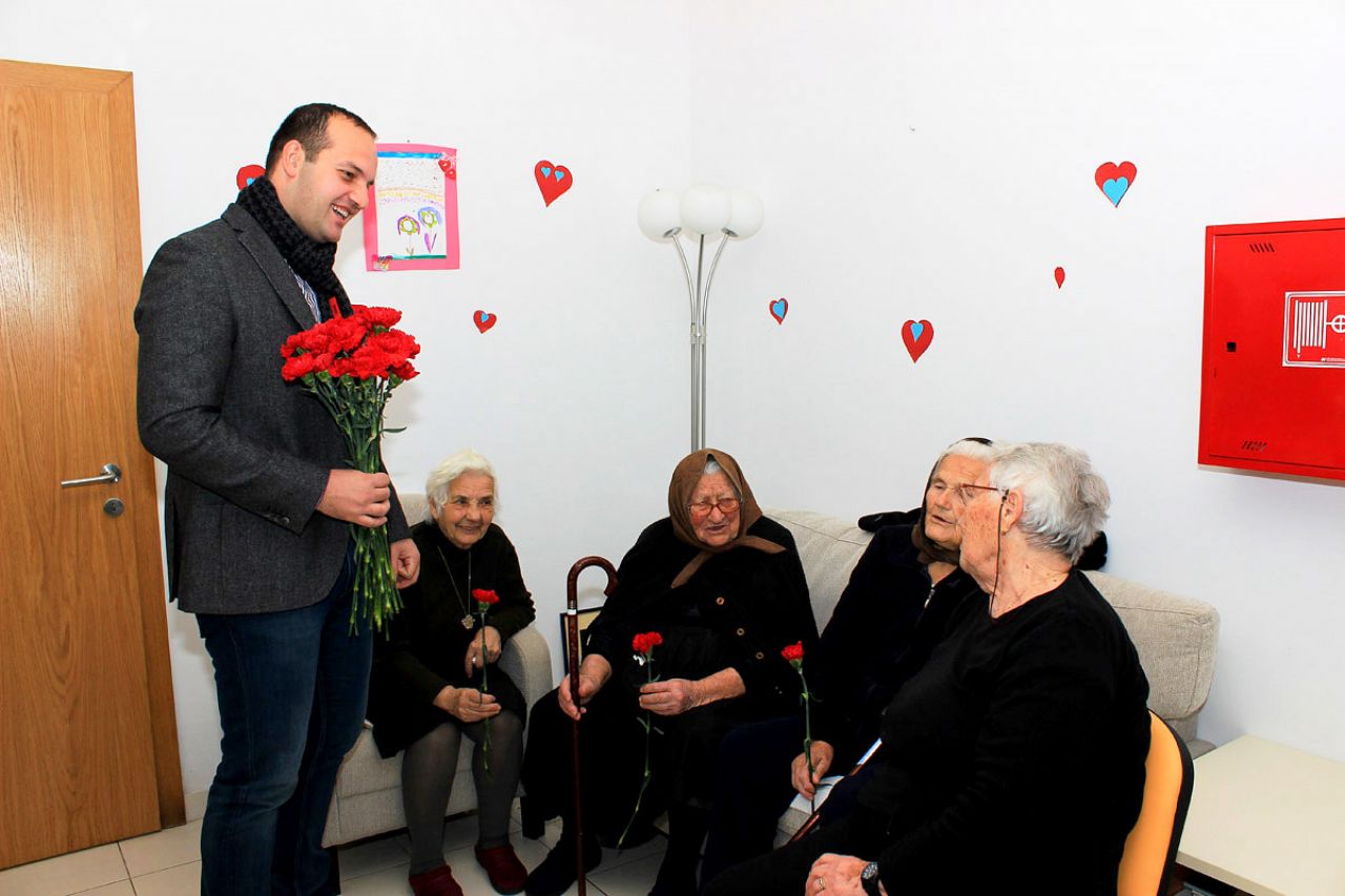 Načelnik Klarin čestitao Međunarodni dan žena štićenicama i djelatnicama Doma za starije osobe Tisno