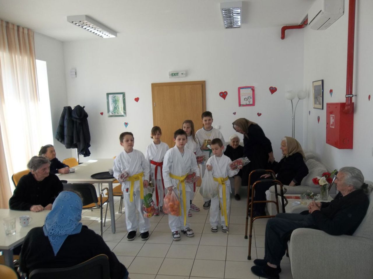 Mališani iz karate škole Tisno posjetili Dom za starije osobe 