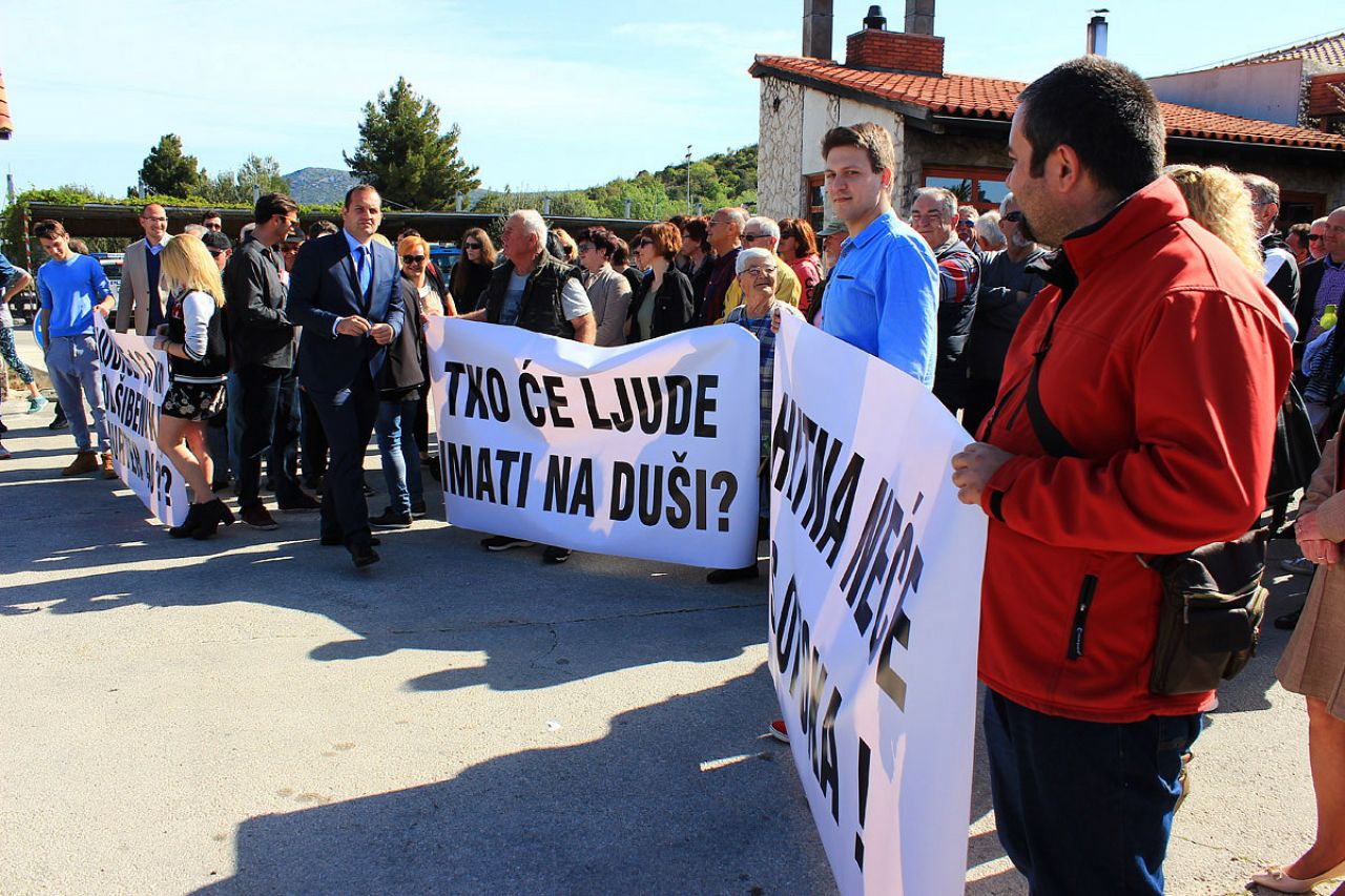 Prosvjed na Jadranskoj magistrali kod Tisnoga: "Hitna neće s otoka!" 