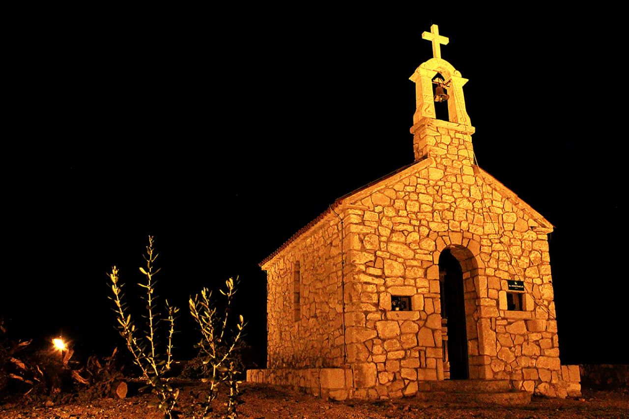 Osvijetljena crkvica Sv. Konstancija u Jezerima 