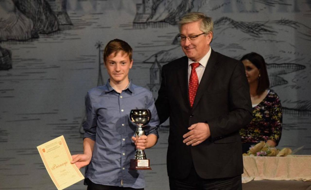 Priznanje za mladog jedriličara iz Betine Vicu Jušića 