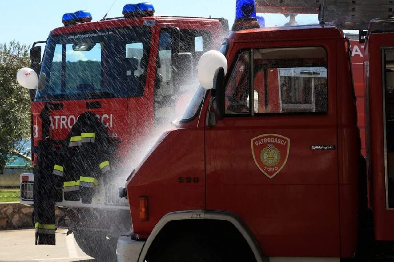 Pokazna vježba DVD-a Tisno za mališane iz dječjih vrtića Vrapčić