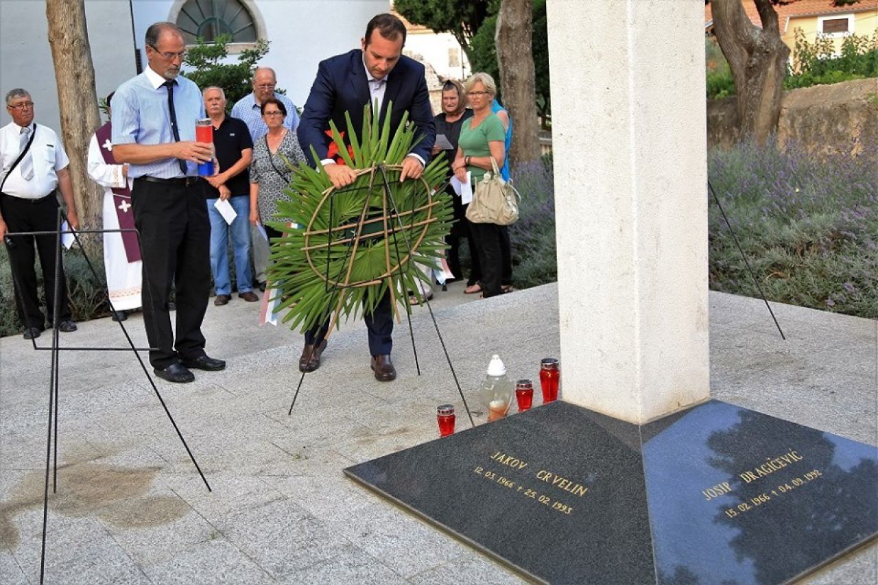 Dan državnosti - polaganje vijenaca na središnji križ na groblju Sv. Duha u Tisnome  