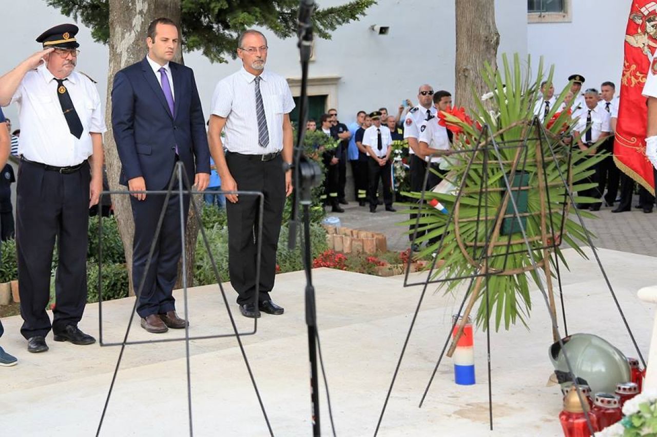 Da se ne zaboravi - održan mimohod sjećanja na stradale vatrogasce u kornatskoj tragediji 