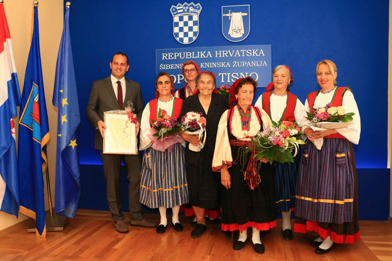 Prva, najstarija postava betinskog KUD-a Zora na primanju kod načelnika Klarina