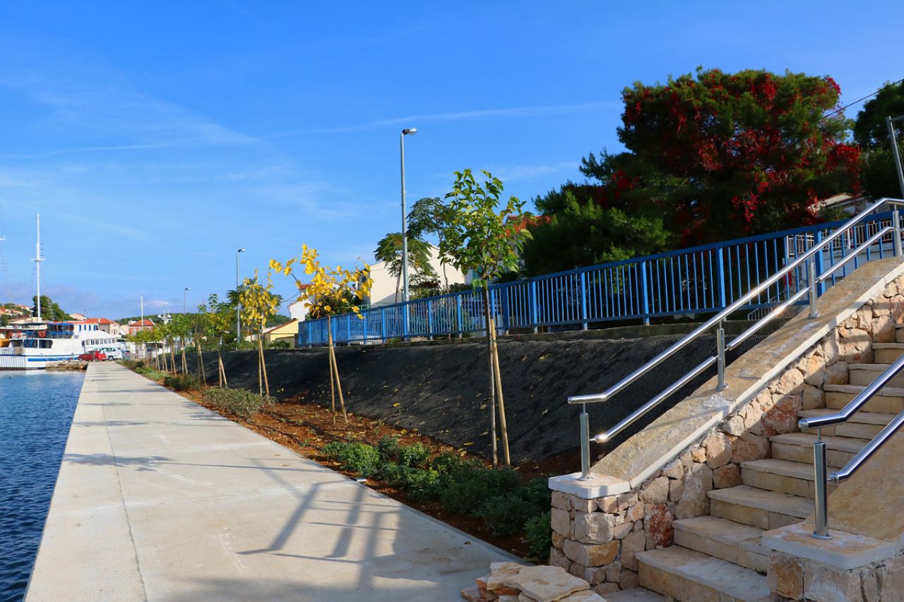 Završeni radovi na uređenju pokosa državne ceste D-121 i šetnice Banj u Tisnome