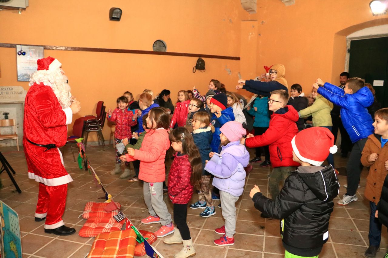 Za svoj drugi rođendan Narodna knjižnica i čitaonica Tisno darovala djecu  kazališnom predstavom  