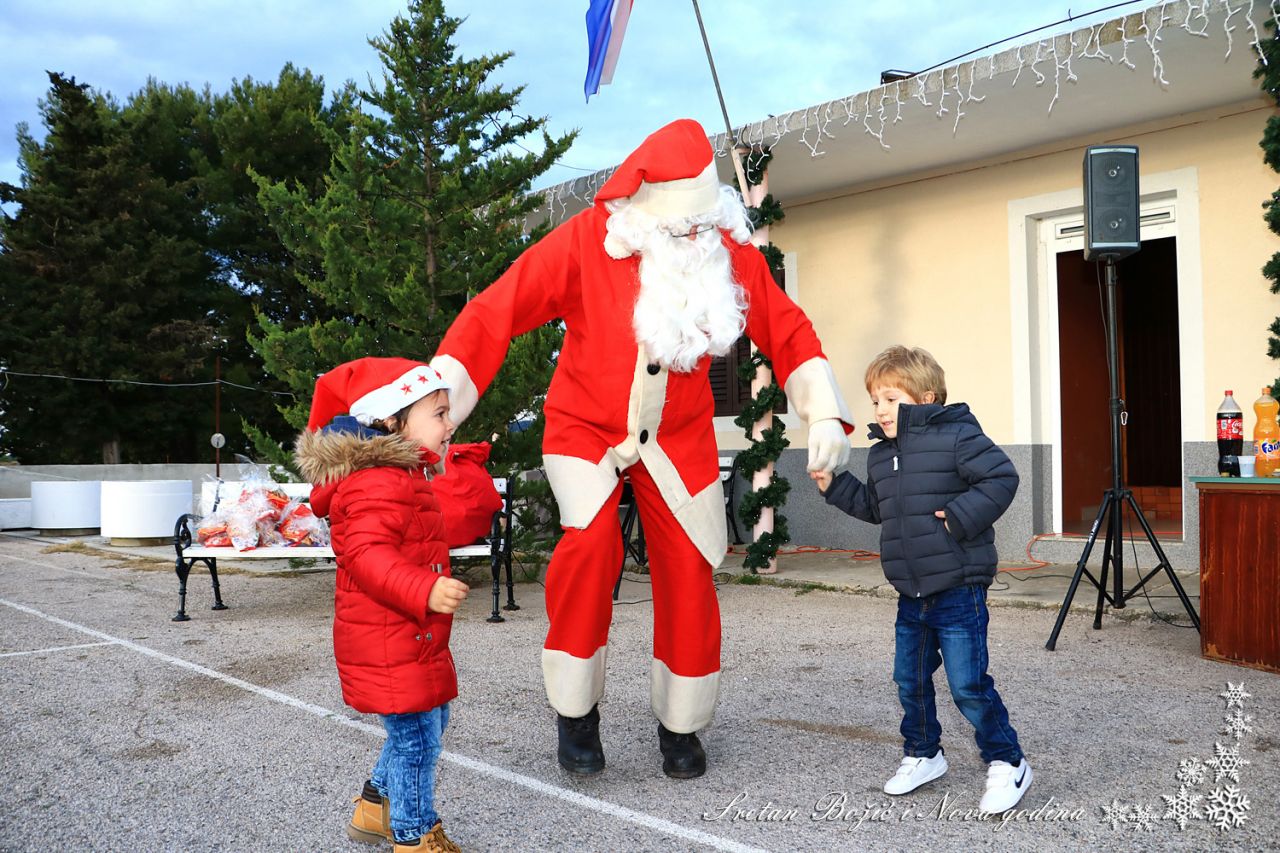 Djed Božićnjak darivao mališane u Dubravi kod Tisna 