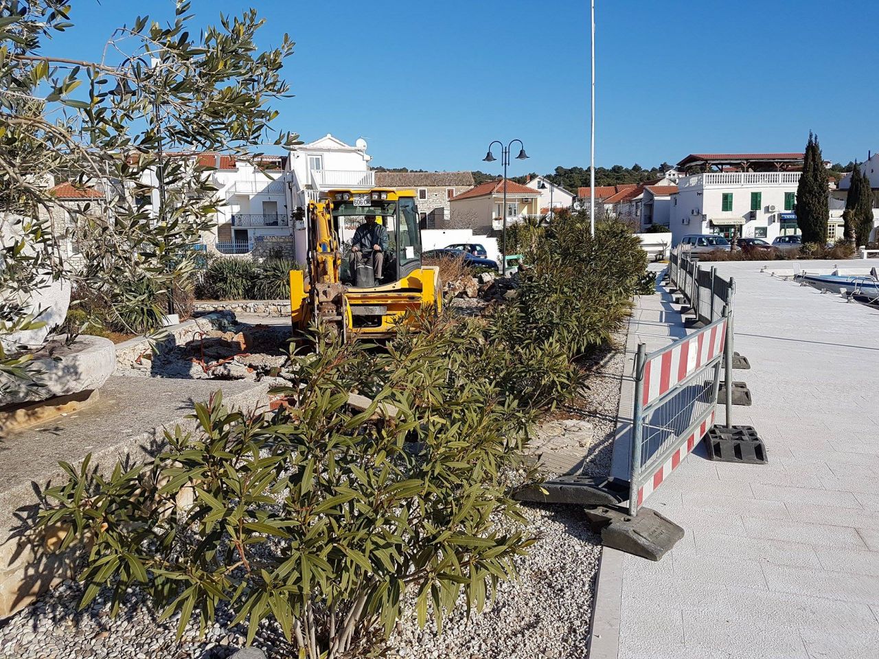 Započeli radovi na uređenju dijela rive u Jezerima
