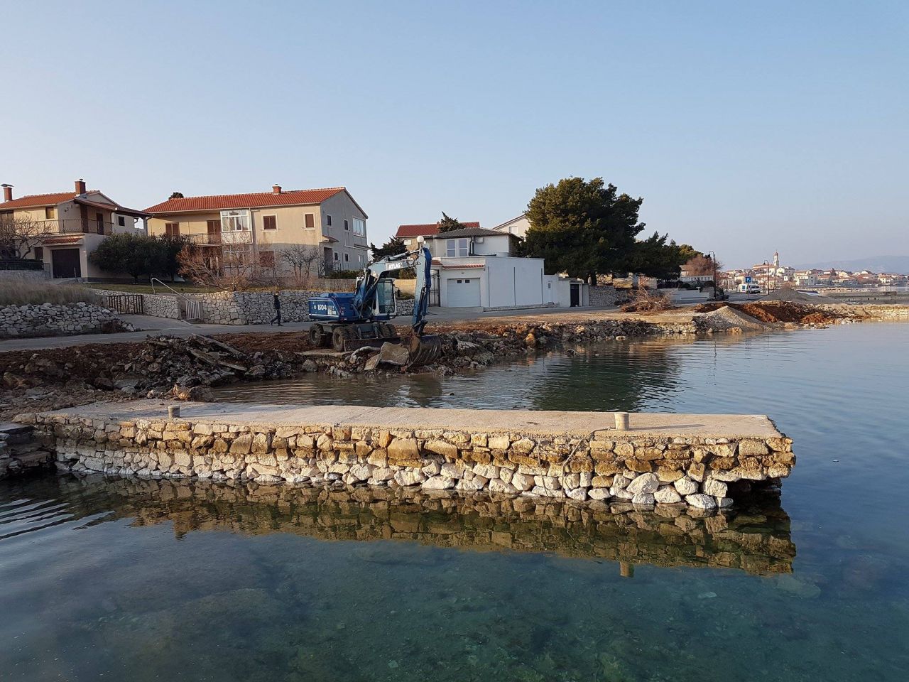 Započeli radovi  na uređenju obale Petra Krešimira IV u Betini 