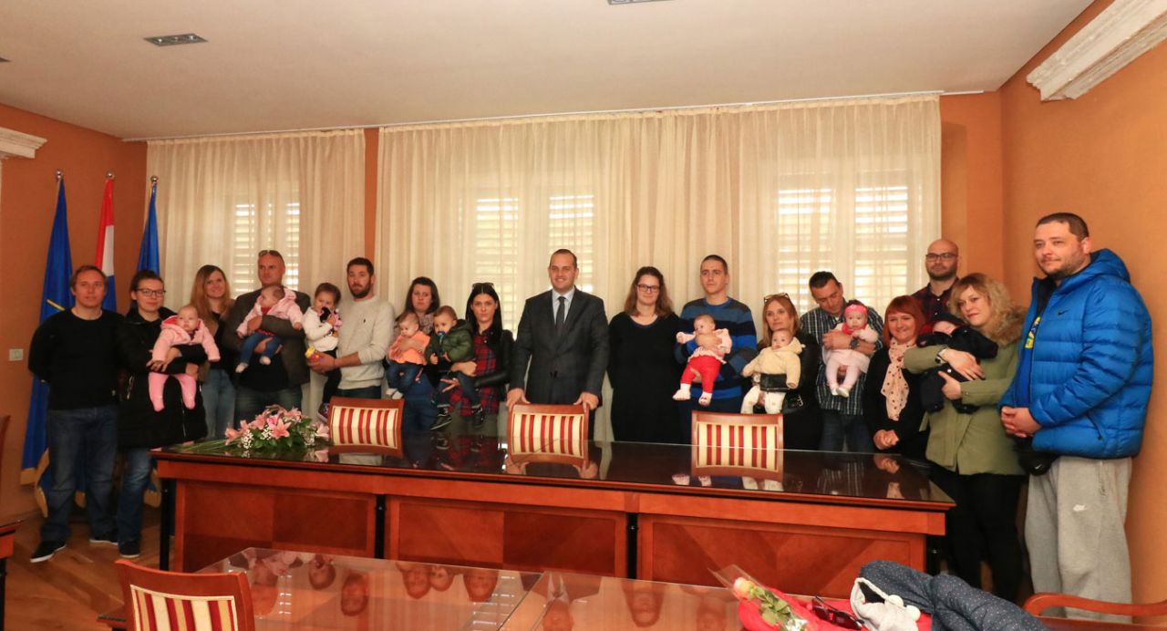 Dodijeljene prve ovogodišnje potpore Općine Tisno za novovjenčane parove i novorođenu djecu  