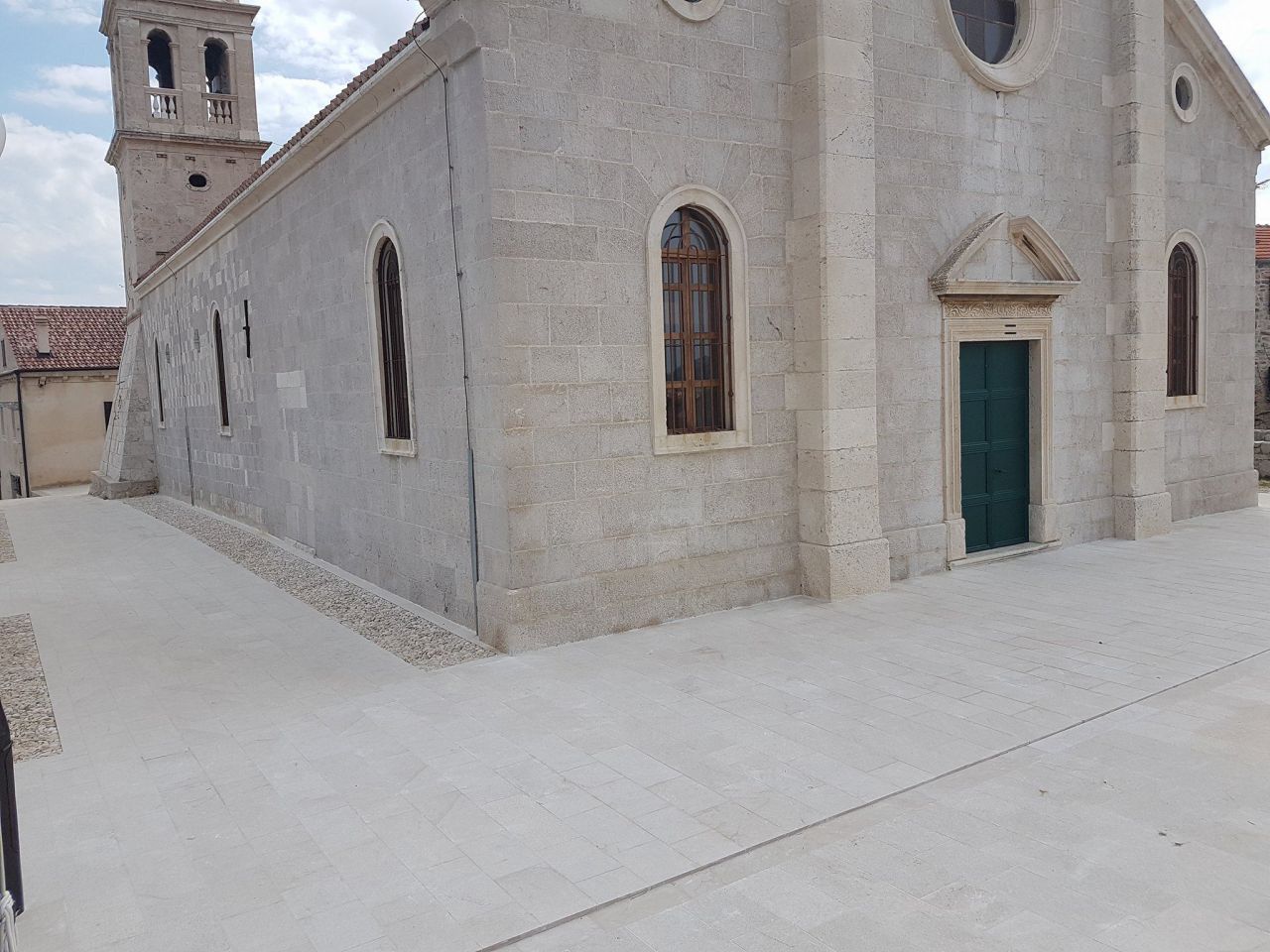 Završeni radovi na uređenju okoliša župne crkve Sv. Frane u Betini