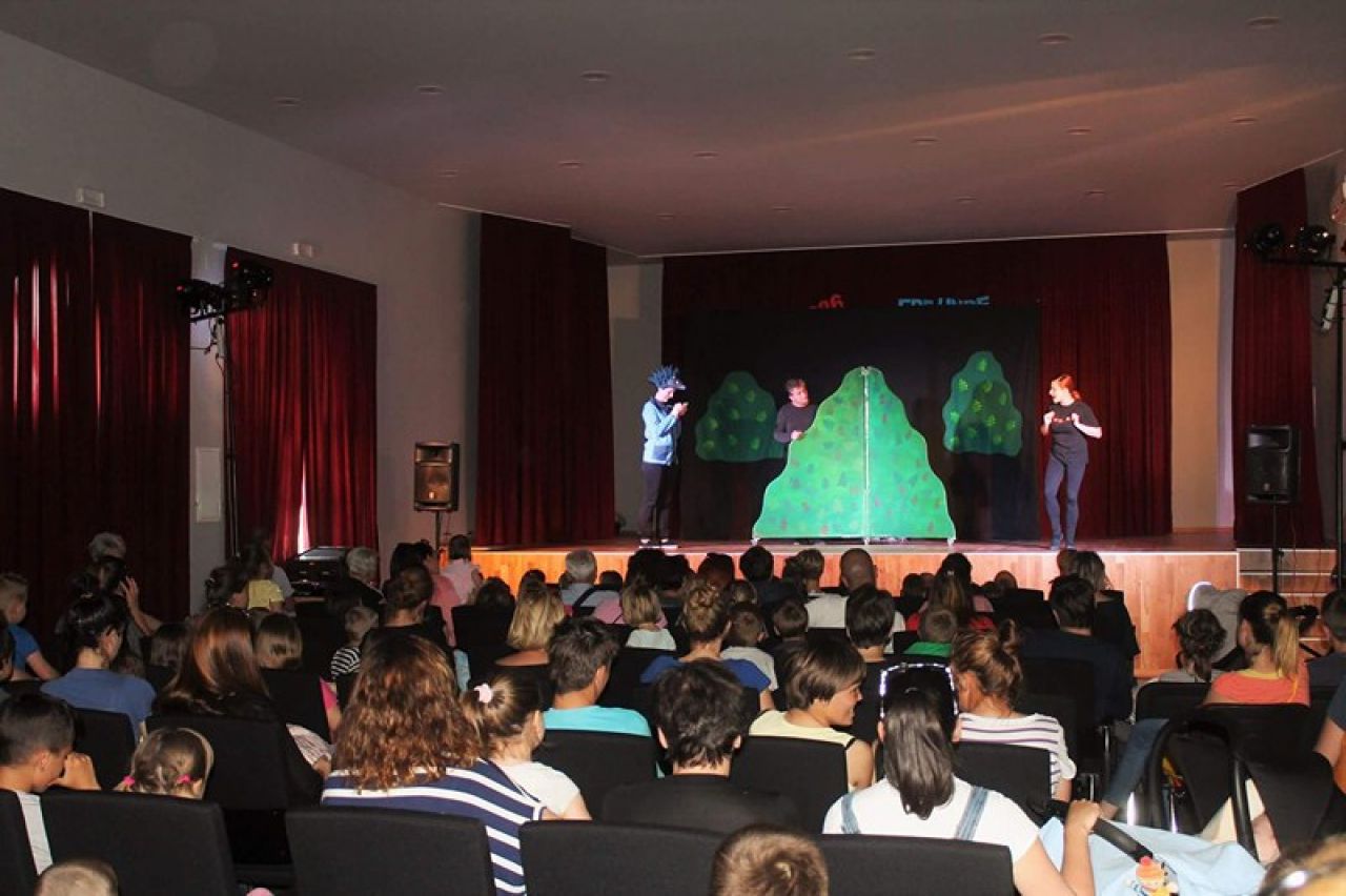 Dječja predstava "Ježeva kućica" napunila gledalište novouređenog Društvenog doma u Tisnome 