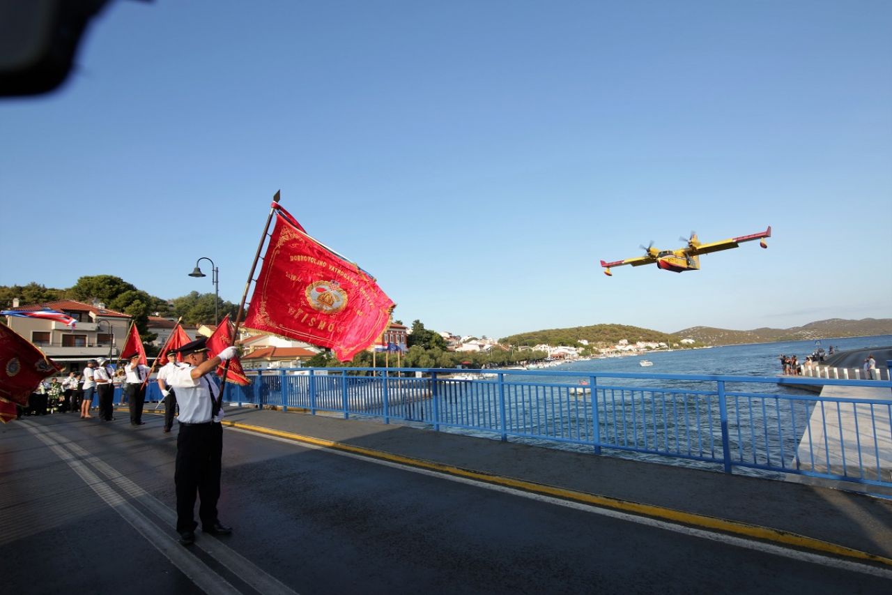 Da se ne zaboravi - održan mimohod sjećanja za nastradale vatrogasce  