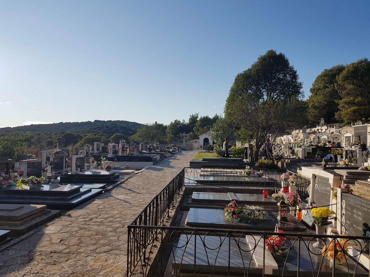 Započinju radovi na rekonstrukciji mjesnog groblja u Jezerima 