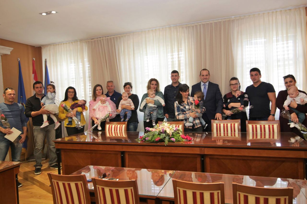Drugi puta ove godine dodijeljene potpore Općine Tisno za novovjenčane parove i novorođenu djecu  