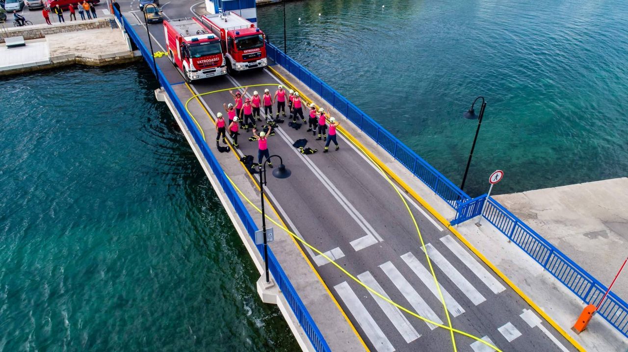 Vatrogasci Tisnog i Pirovca obilježili mjesec borbe protiv raka dojke u Hrvatskoj  