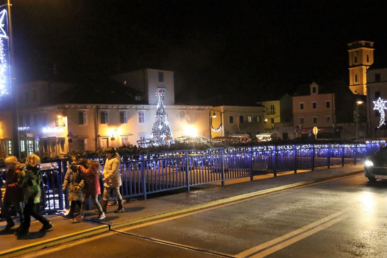 Počinje Advent... u nedjelju paljenje svjećica na boru ispred zgrade Općine Tisno  