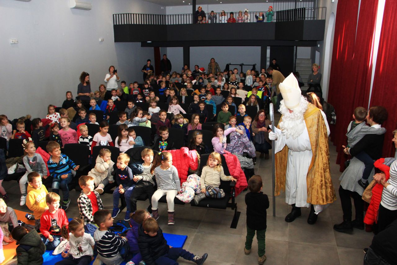 Sveti Nikola darivao vrtićke mališane