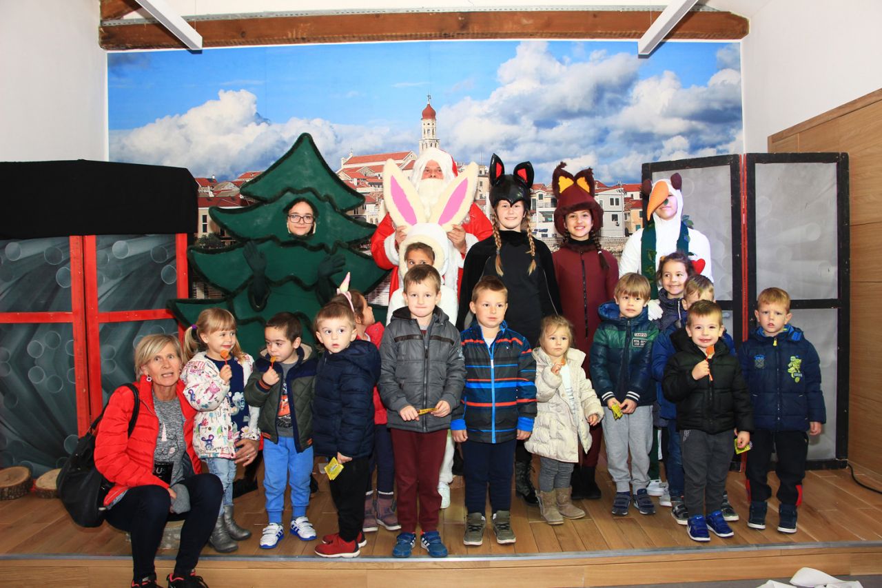 Veseli Advent - Djed Božićnjak i predstava Čudnovati snjegović za mališane u Betini  