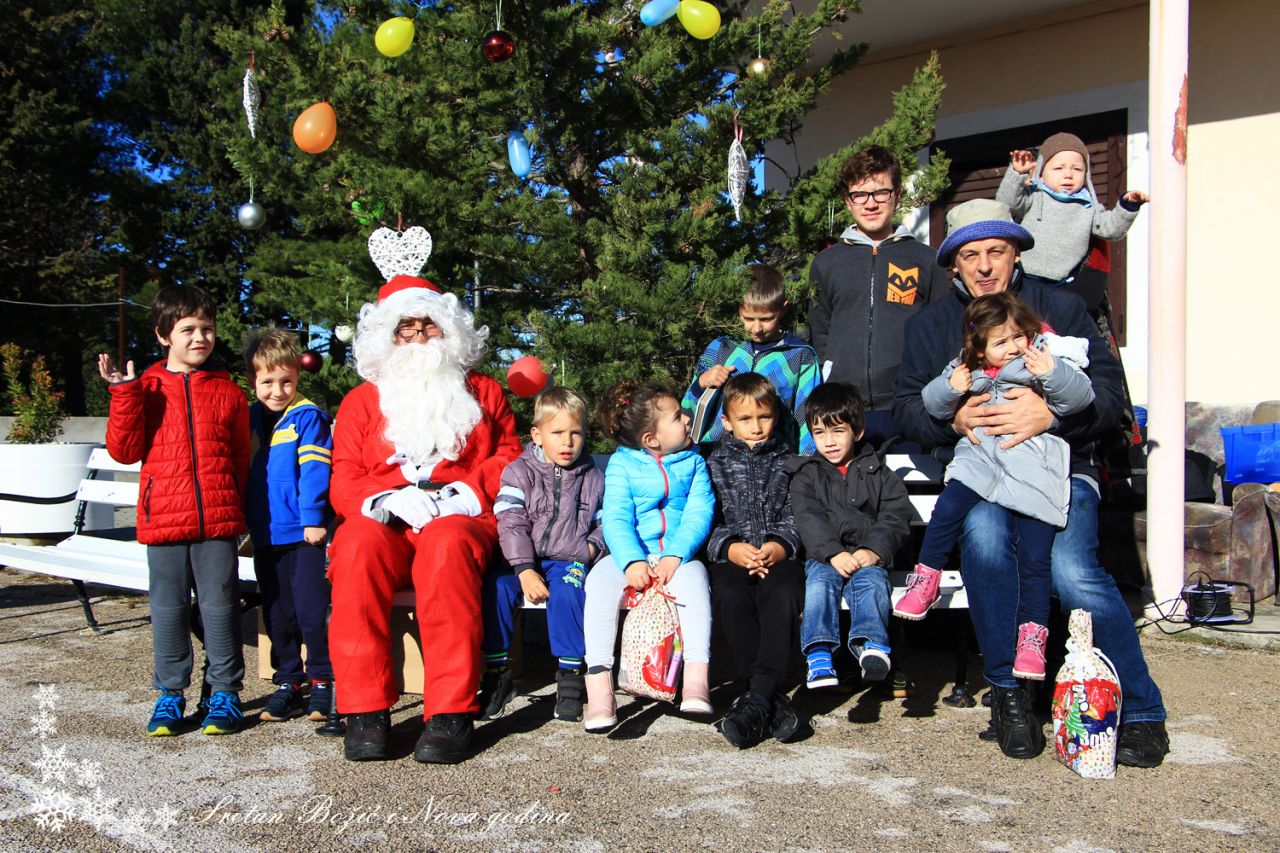 Djed Božićnjak darivao mališane u Dubravi kod Tisna 