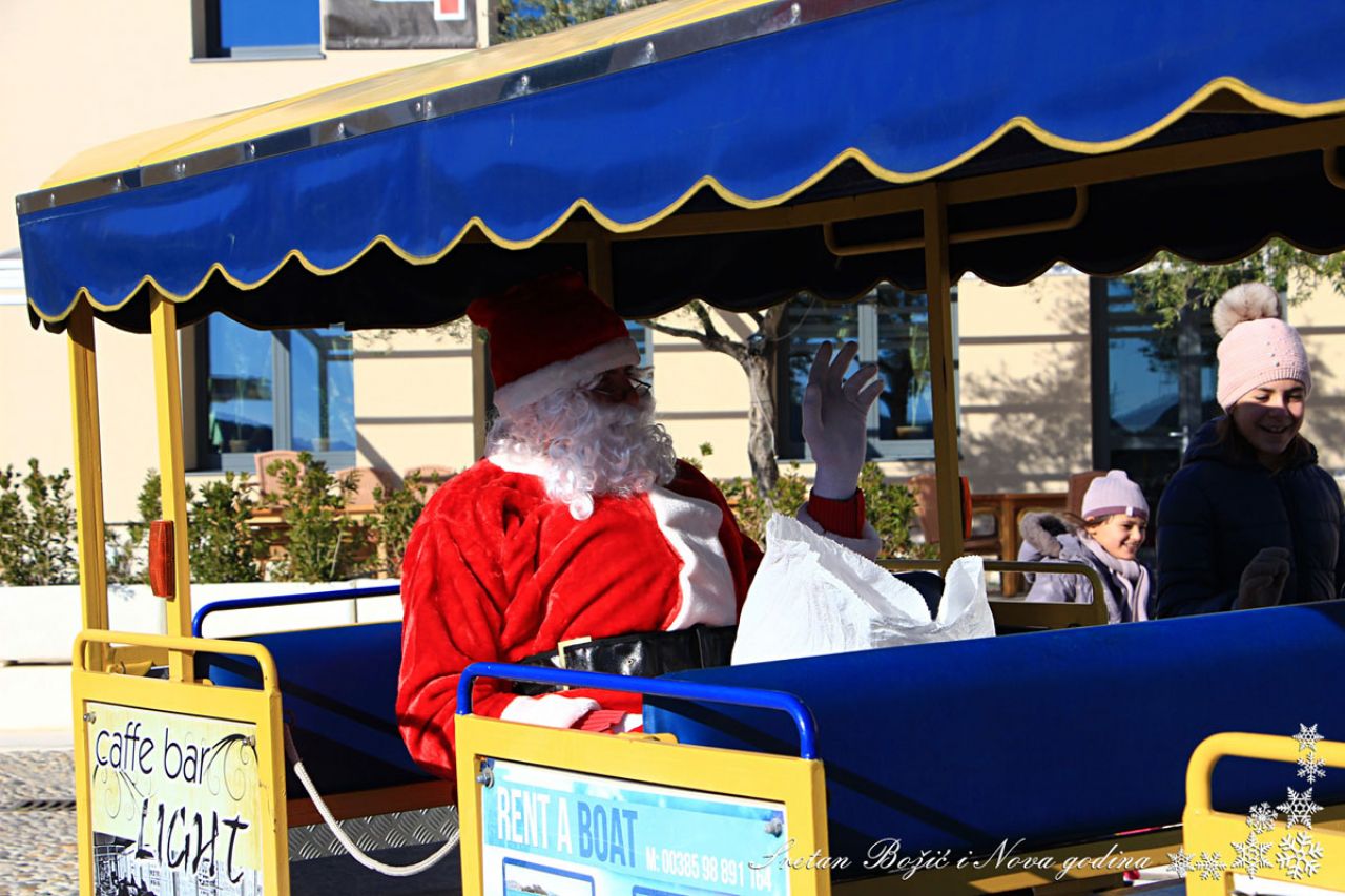 Djed Božićnjak  stigao u Betinu 