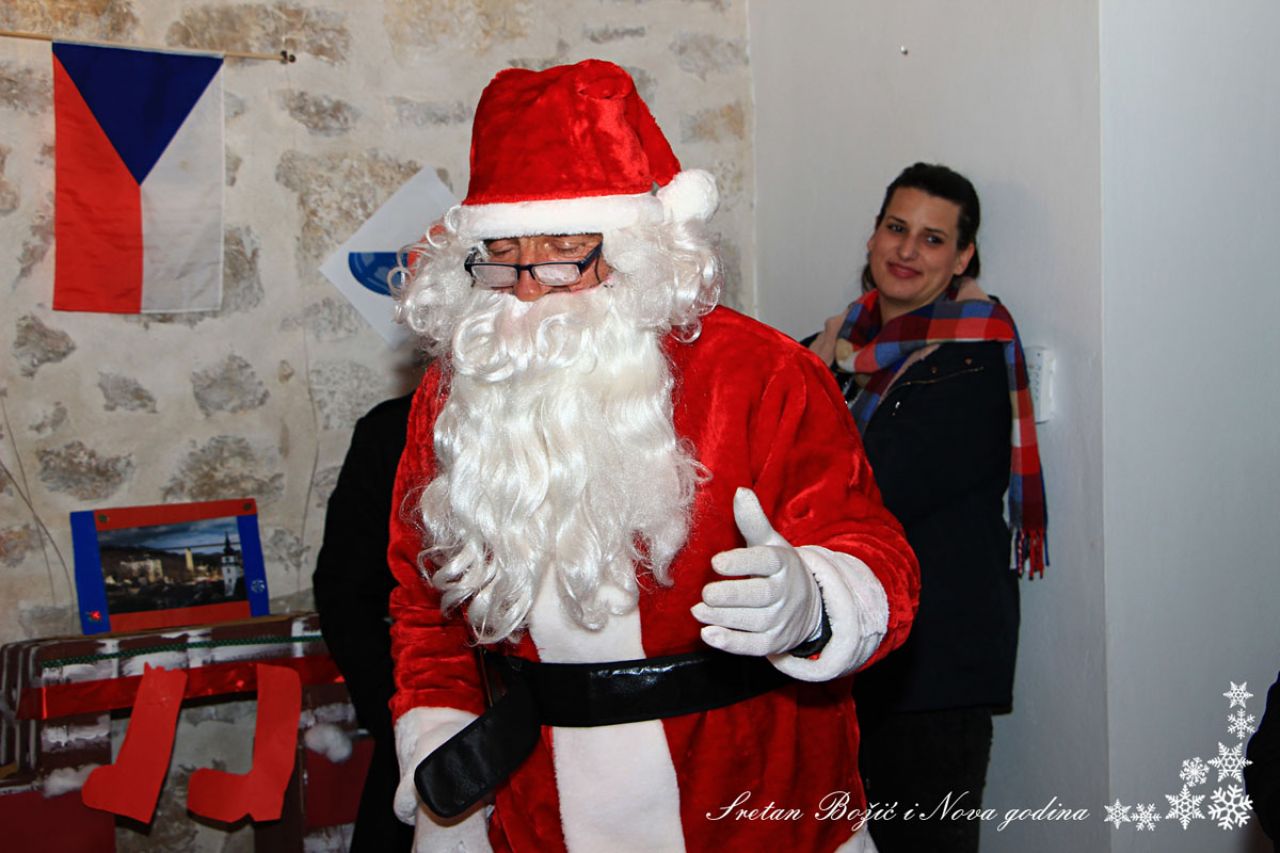 Izložba Božić u Europi i posjet Djeda Božićnjaka u Jezerima 