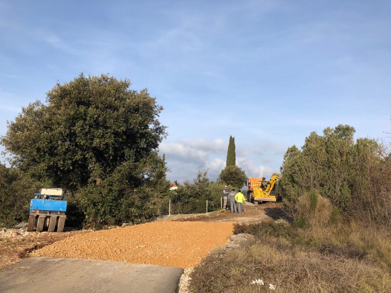 Asfaltiranje puta ispod groblja u Jezerima 