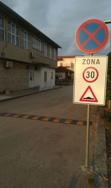 Postavljeni prometni znakovi, zaštitna ograda i ležeći policajci u blizini škole u Betini 