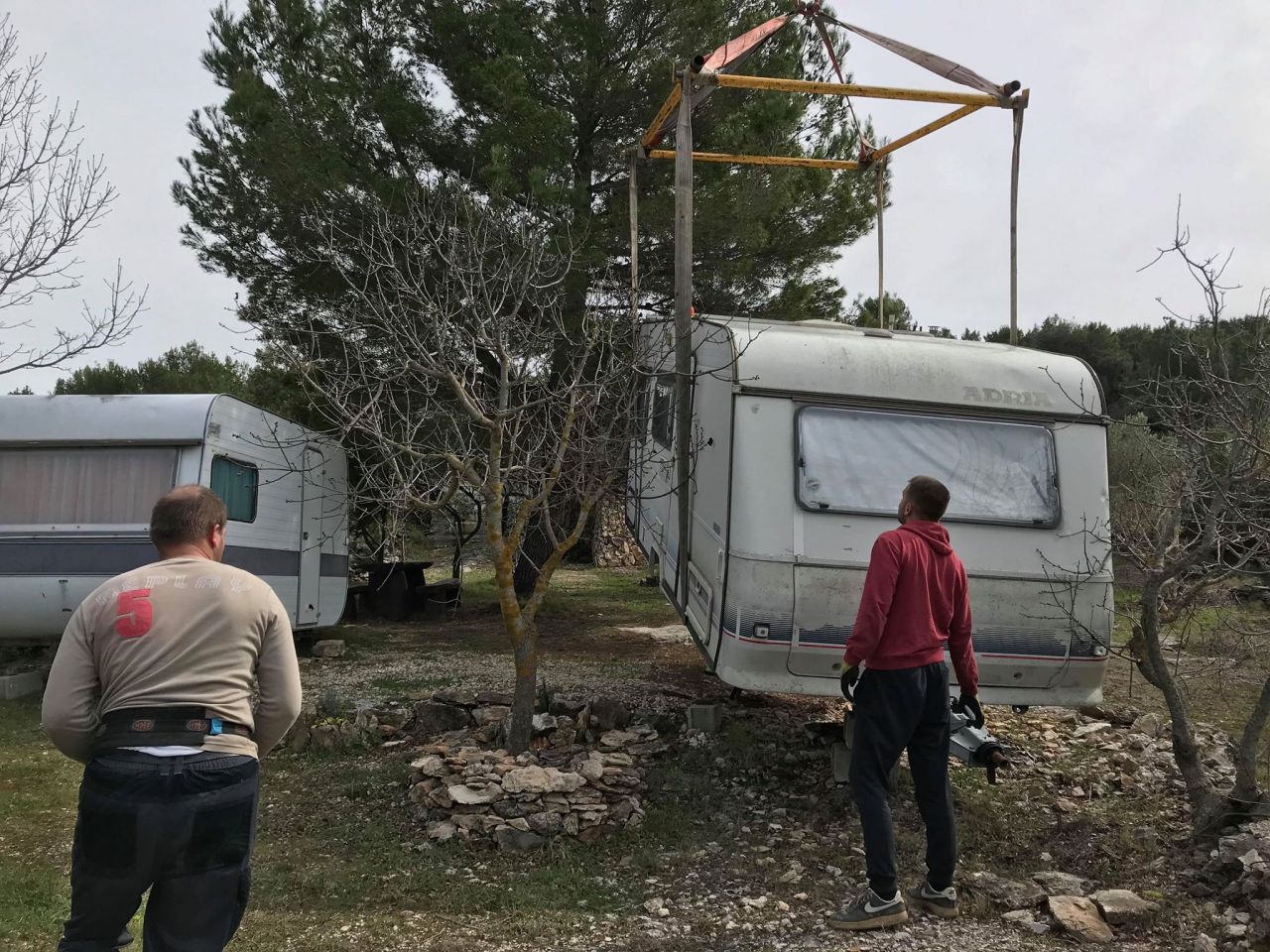 Komunalno redarstvo započelo s uklanjanjem nelegalnih pokretnih objekata na području Općine Tisno