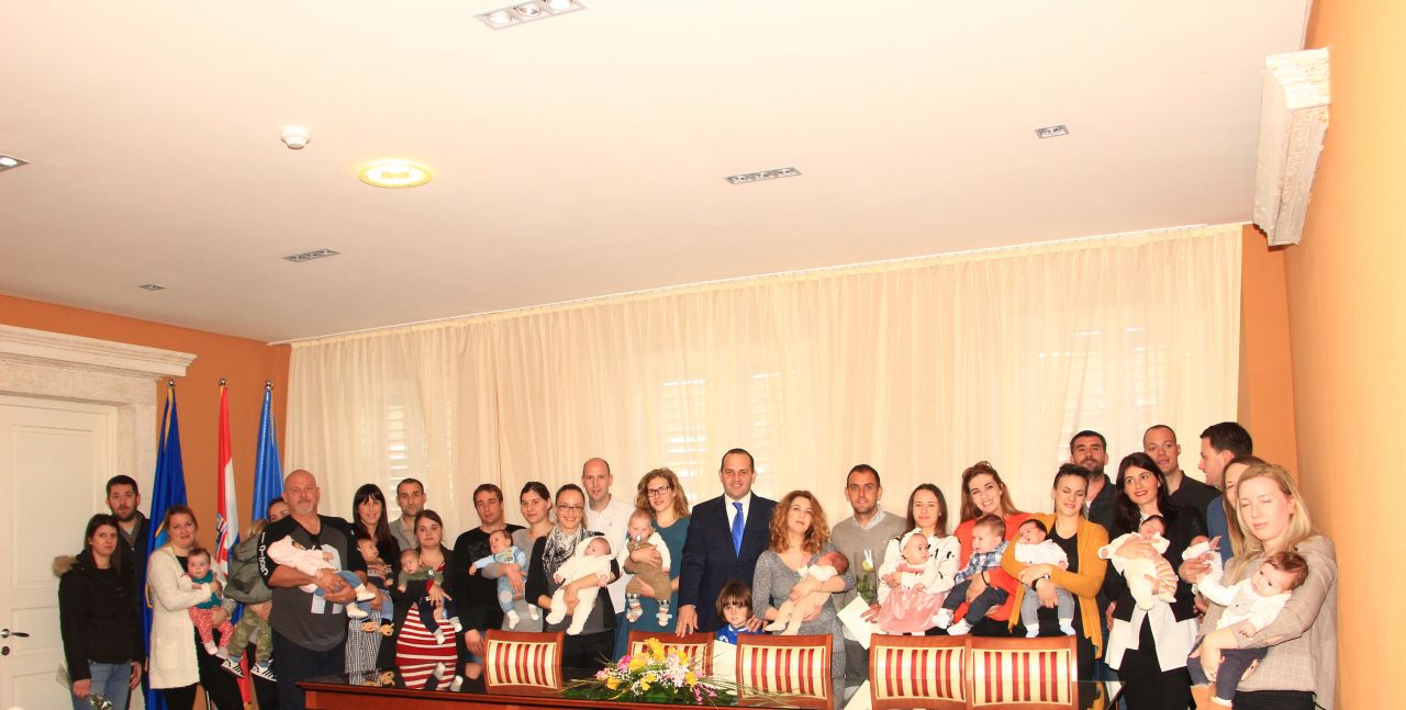 Dodijeljene potpore Općine Tisno za novovjenčane parove i novorođenu djecu 