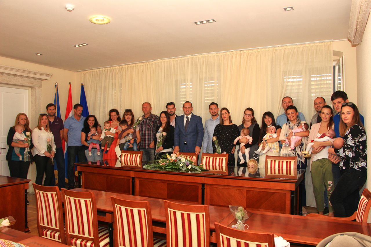 Drugi puta ove godine dodijeljene potpore Općine Tisno za novovjenčane parove i novorođenu djecu 