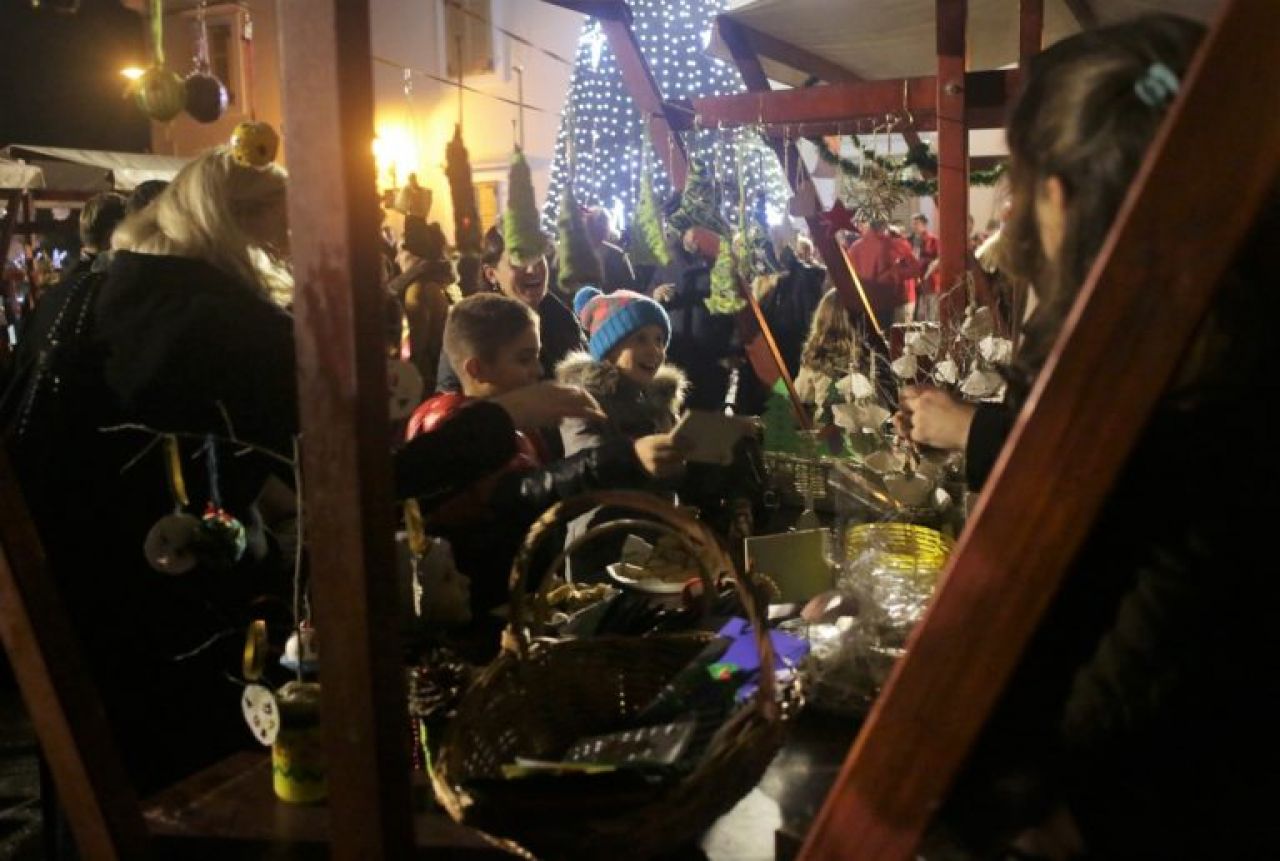 Početak Adventa u Općini Tisno obilježen humanitarnim sajmom 