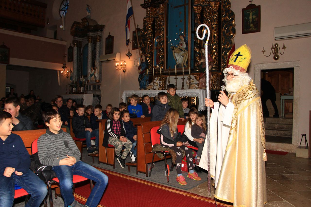 Sveti Nikola darivao djecu u Jezerima    