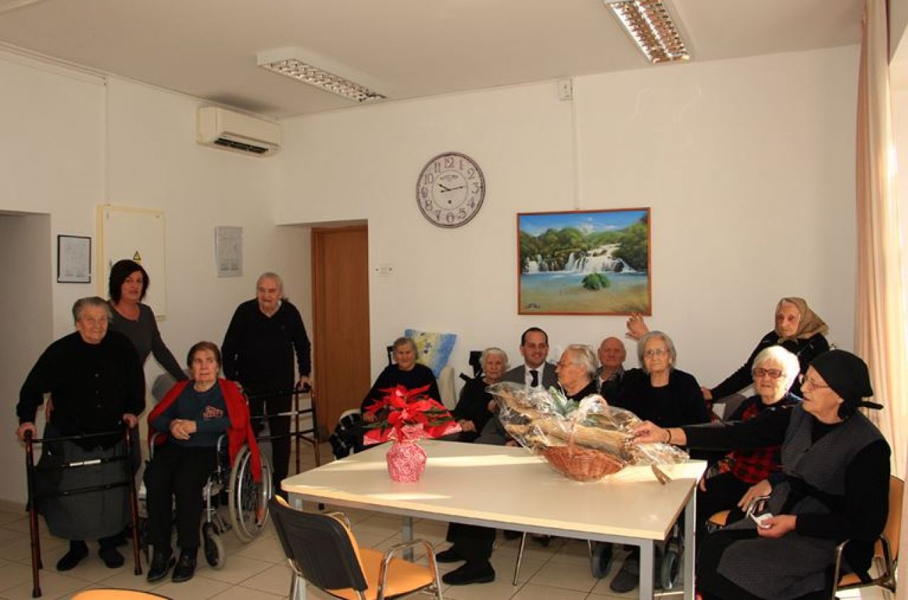 Načelnik Klarin u božićnom posjetu Domu za starije osobe u Tisnome  