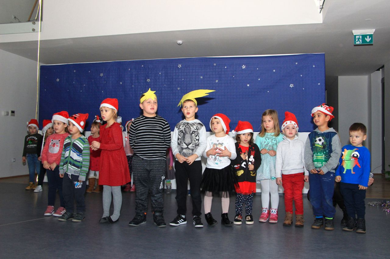 Božićna priredba i mali sajam u Betini 