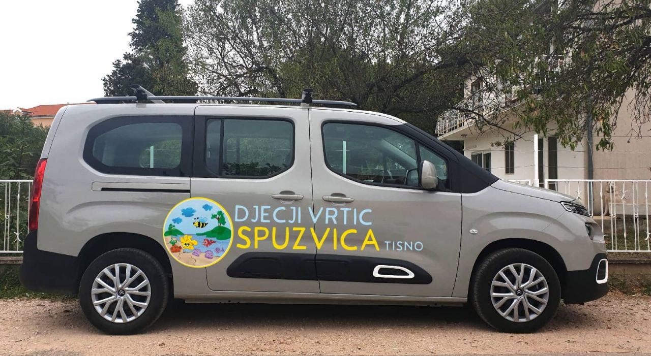 Općina Tisno kupila novo dostavno vozilo za potrebe Dječjeg vrtića Spužvica 