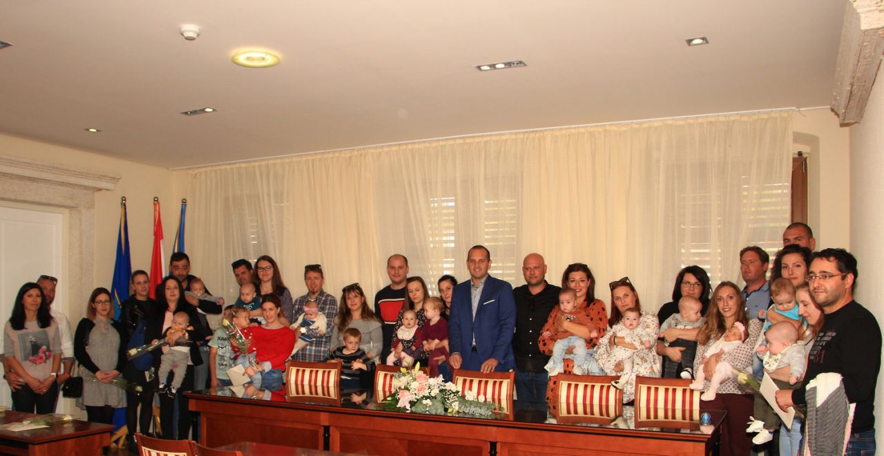 Dodijeljene potpore Općine Tisno za novovjenčane parove i novorođenu djecu 