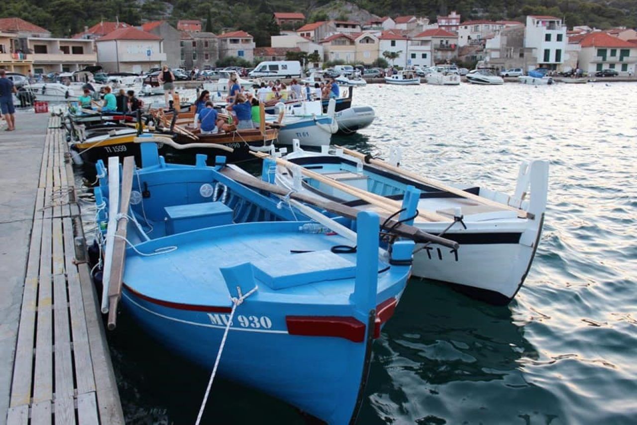 Održana prva ženska veslačka regata Veslom po korentu u Tisnom  