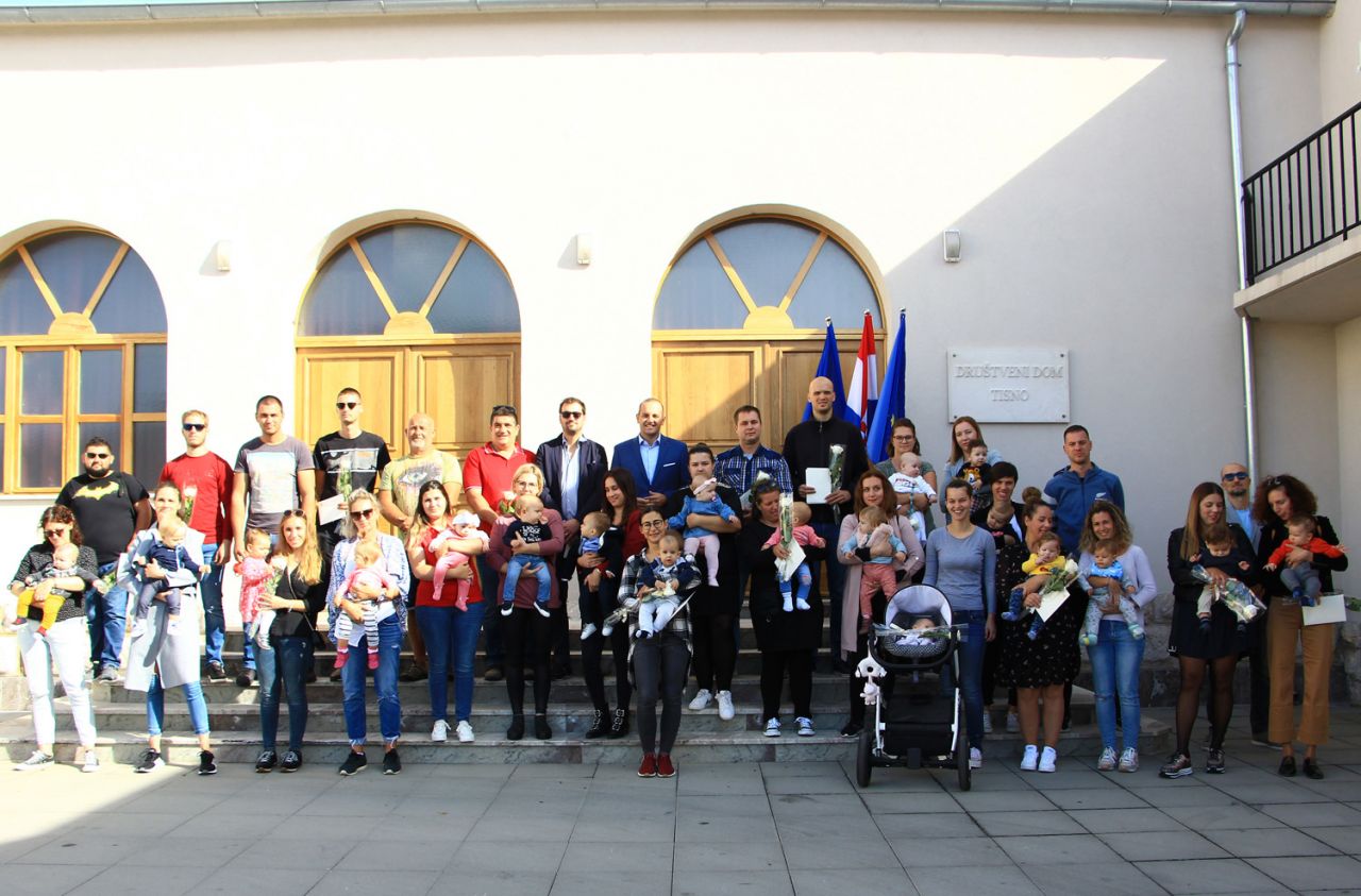 Dodijeljene potpore Općine Tisno za novovjenčane parove i novorođenu djecu 